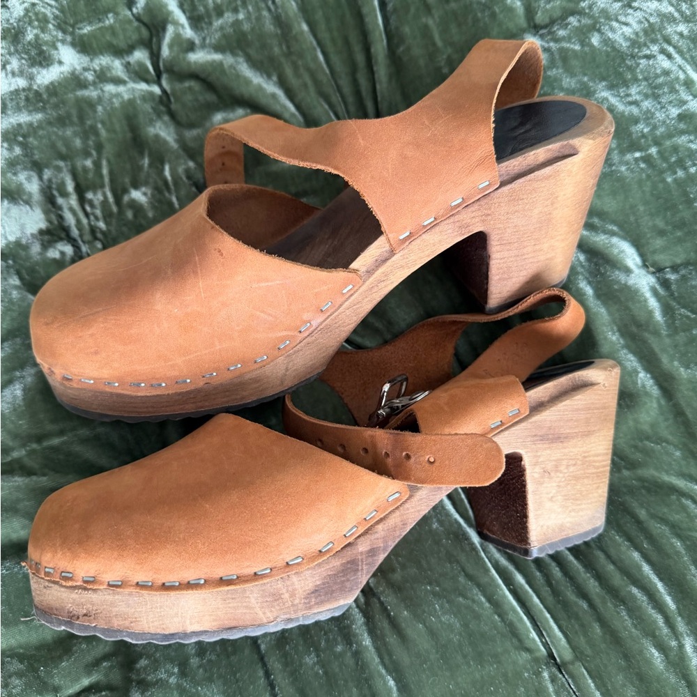Women's Tan Clogs